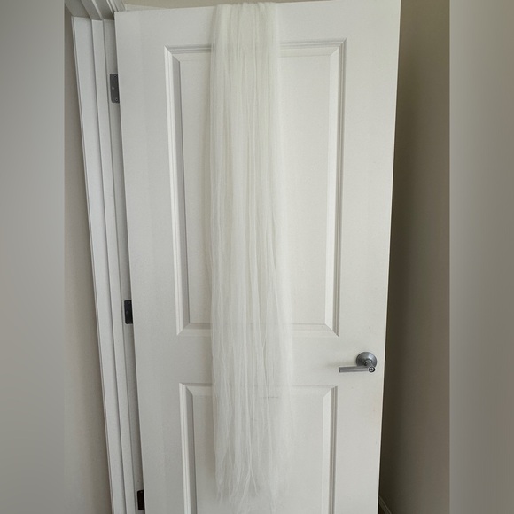 Sheer Soft 6ft Wedding Veil in Light Ivory — Bonus New Garter Included - Picture 5 of 10